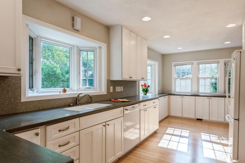 5232 W 70th St, Edina, MN 55439