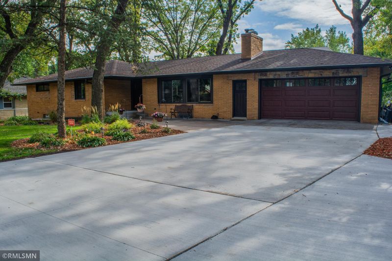 990 County Road B W, Roseville, MN 55113