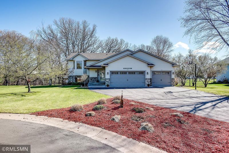 7749 Plum Creek Cir, North Branch, MN 55056