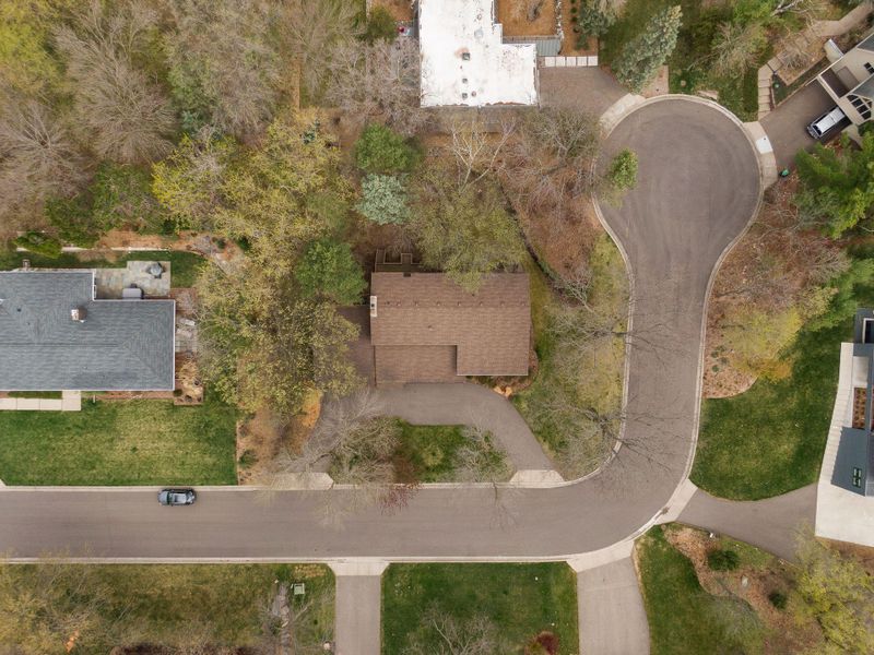 4008 Roanoke Cir, Golden Valley, MN 55422
