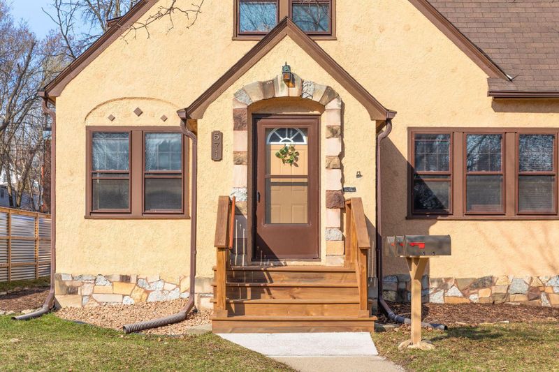 571 Hall Ave, Saint Paul, MN 55107