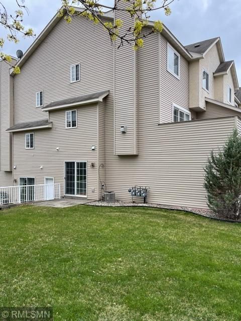 366 Brickyard Dr, Chaska, MN 55318