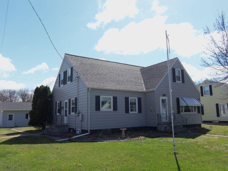 300 1st St E, Chokio, MN 56221