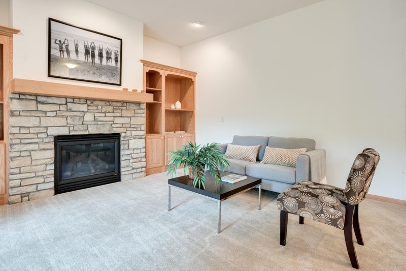 970 County Road C E, Maplewood, MN 55109