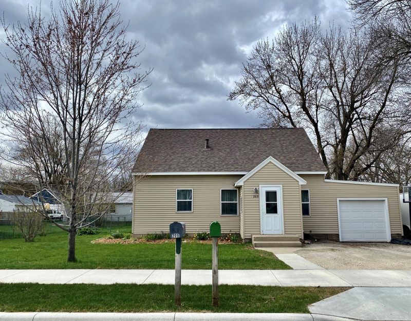 203 1st St SW, Dodge Center, MN 55927