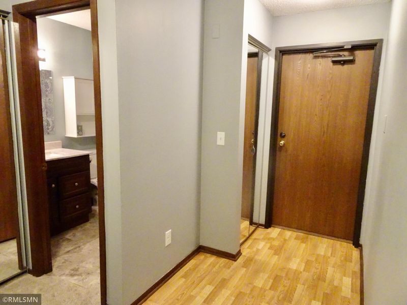 1800 Riverwood Dr #124, Burnsville, MN 55337