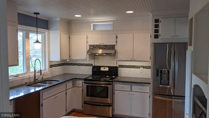 1500 Auburn Ct, Eagan, MN 55122