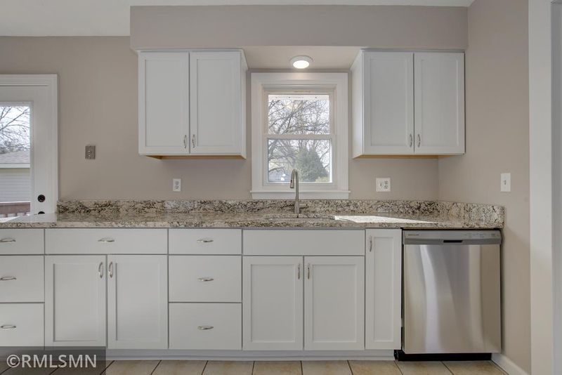 902 Cortland Dr S, Apple Valley, MN 55124