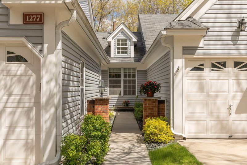 1277 Pond View Ln, White Bear Lake, MN 55110
