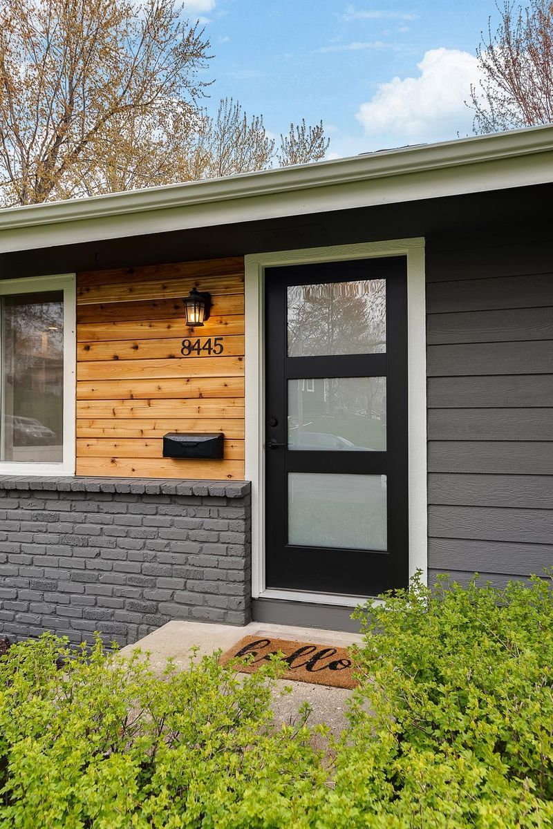 8445 Little Rd, Bloomington, MN 55437