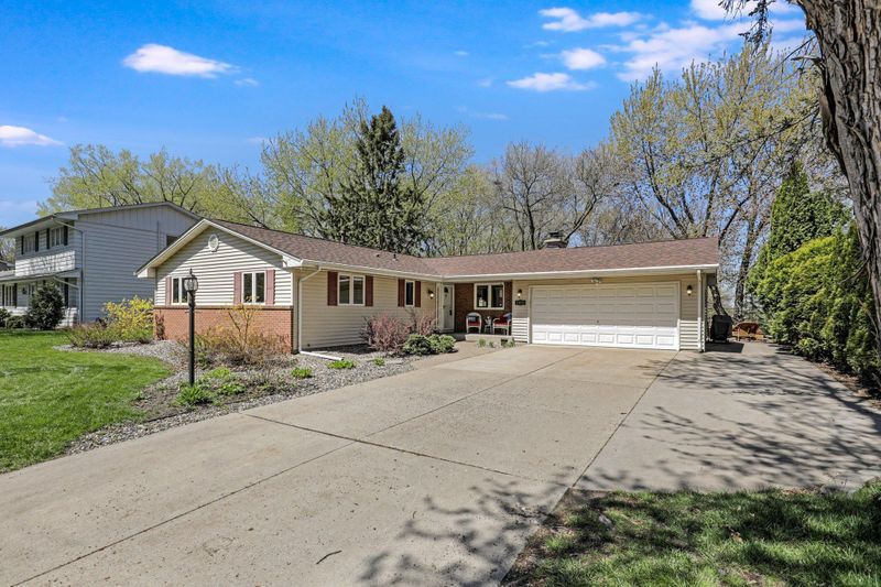 11008 Schoolcraft Rd, Burnsville, MN 55337