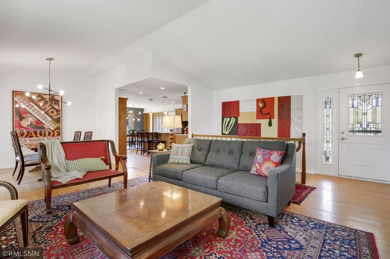 2410 Black Oaks Ln N, Plymouth, MN 55447