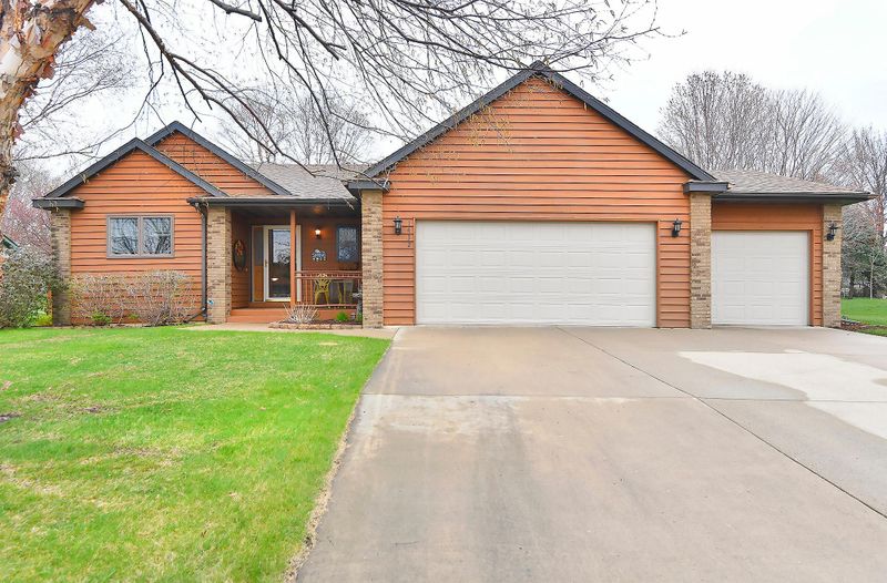 1432 Springwood Ln, Faribault, MN 55021