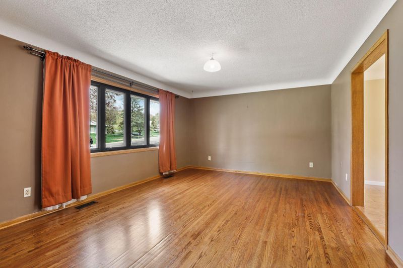 1894 Maryknoll Ave, Maplewood, MN 55109