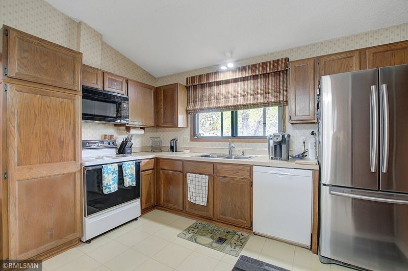 9661 Portal Dr, Eden Prairie, MN 55347