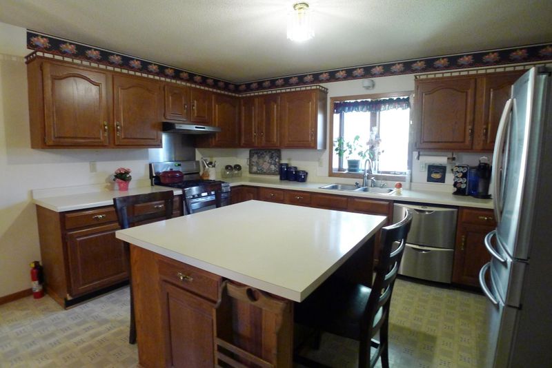 134 Sunset Dr, Belle Plaine, MN 56011