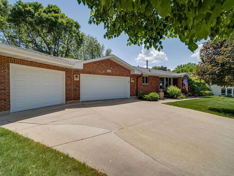 13111 Walnut Cir, Burnsville, MN 55337