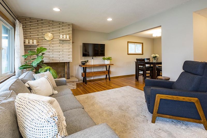 5524 W 107th St, Bloomington, MN 55437