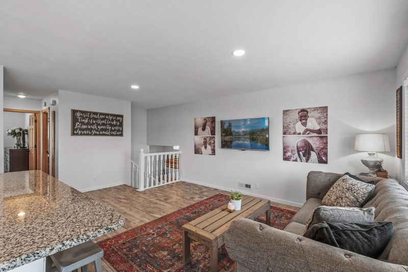 892 Porter Ln, Apple Valley, MN 55124