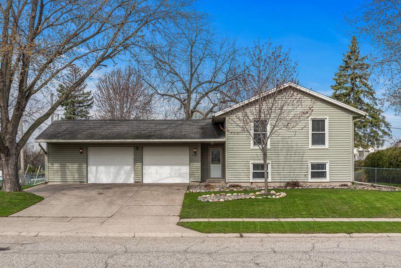 892 Porter Ln, Apple Valley, MN 55124