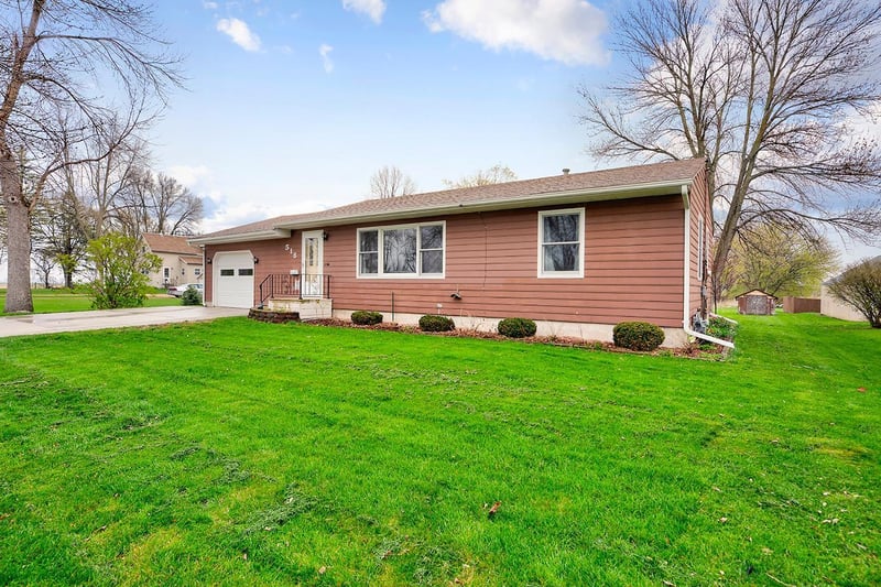518 Center Ave N, Madelia, MN 56062