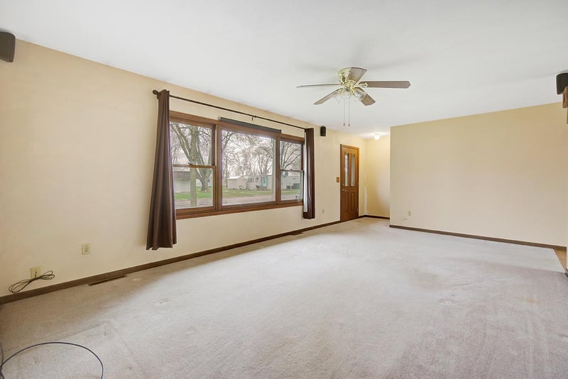 518 Center Ave N, Madelia, MN 56062