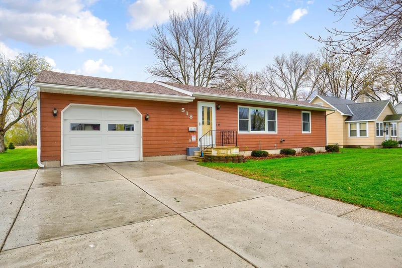 518 Center Ave N, Madelia, MN 56062