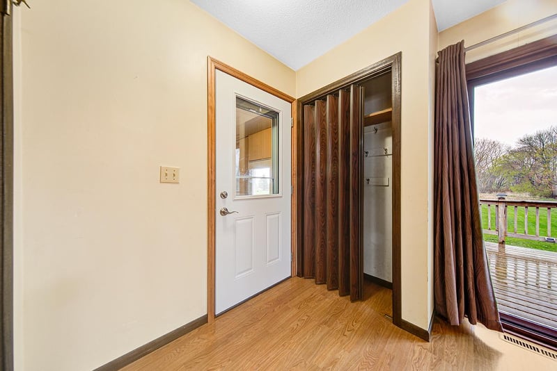 518 Center Ave N, Madelia, MN 56062