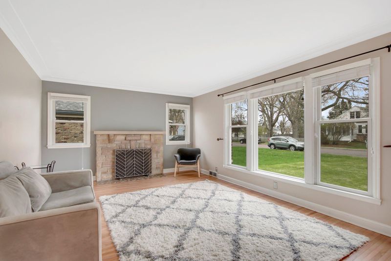 1712 Pascal St, Falcon Heights, MN 55113