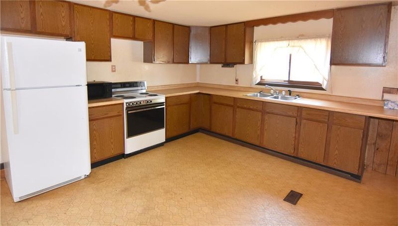 1111 Pine Ave, Cameron, WI 54822