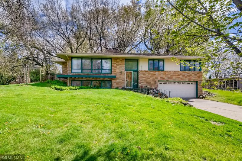 2226 Laurie Rd W, Roseville, MN 55113