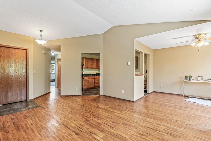 1570 Wheelock Ln #304, Saint Paul, MN 55117