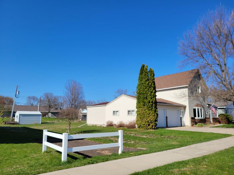 927 2nd St SW, Pipestone, MN 56164