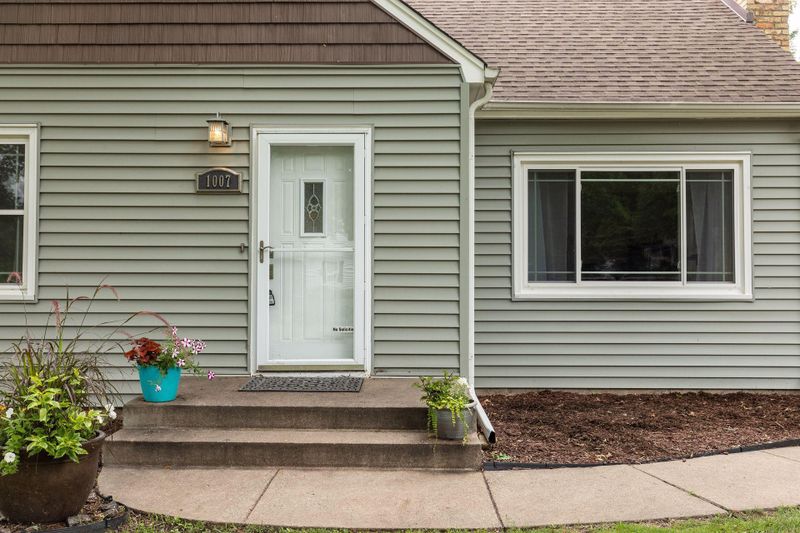 1007 Orkla Dr, Golden Valley, MN 55427