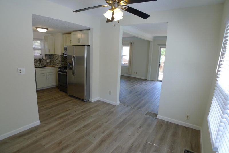 525 Geneva Ave N, Oakdale, MN 55128
