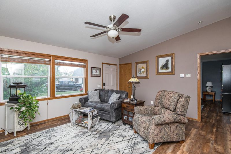 414 2nd Ave SE, Pine Island, MN 55963