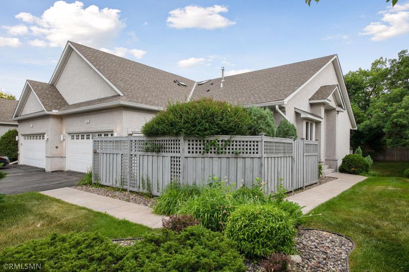 4050 Wyndham Hill Dr, Minnetonka, MN 55343