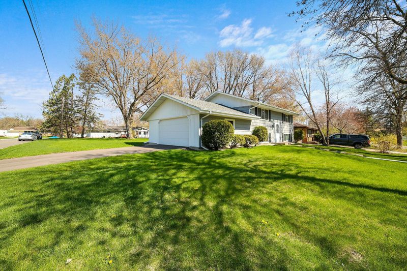 584 Riviera Dr, New Brighton, MN 55112
