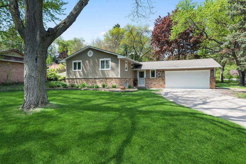 952 Brooks Ave W, Roseville, MN 55113