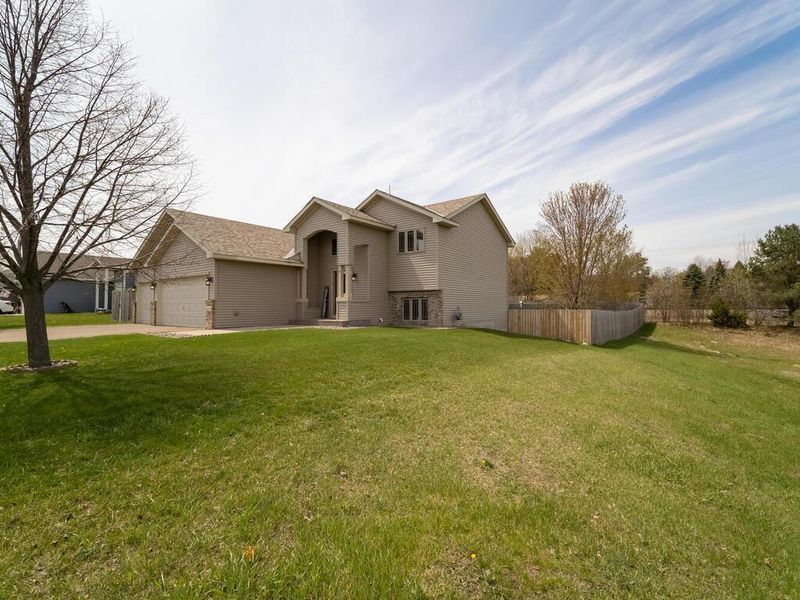 1205 Deer Haven Dr, Isanti, MN 55040