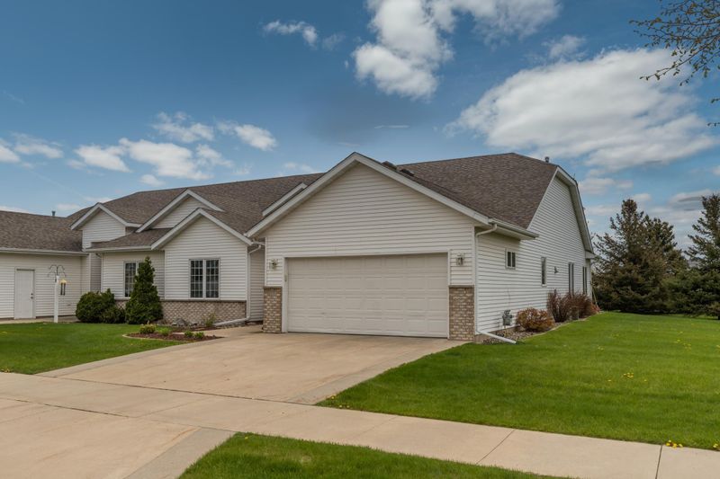 2716 Viola Heights Dr NE, Rochester, MN 55906