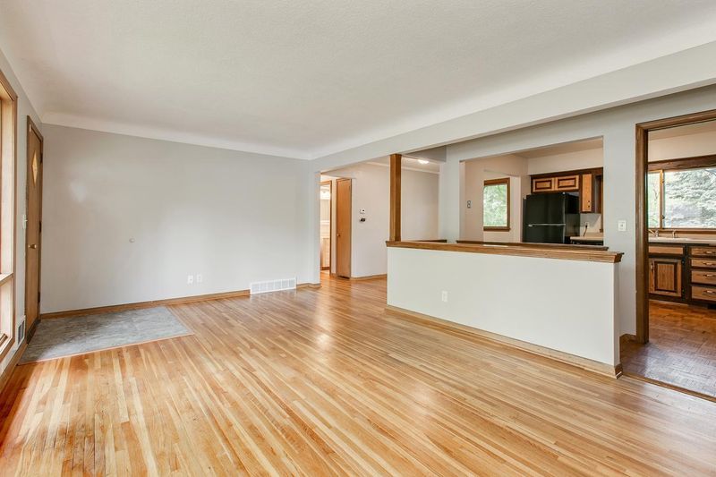 2955 Woodbridge St, Roseville, MN 55113