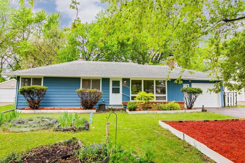 2955 Woodbridge St, Roseville, MN 55113