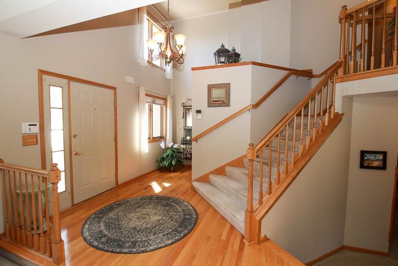 992 Stewarton Dr, Woodbury, MN 55125