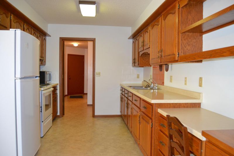 560 Graham St SW, Hutchinson, MN 55350