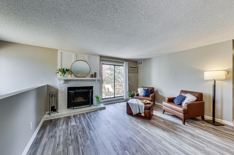 2082 Pathways Dr #6, Saint Paul, MN 55119