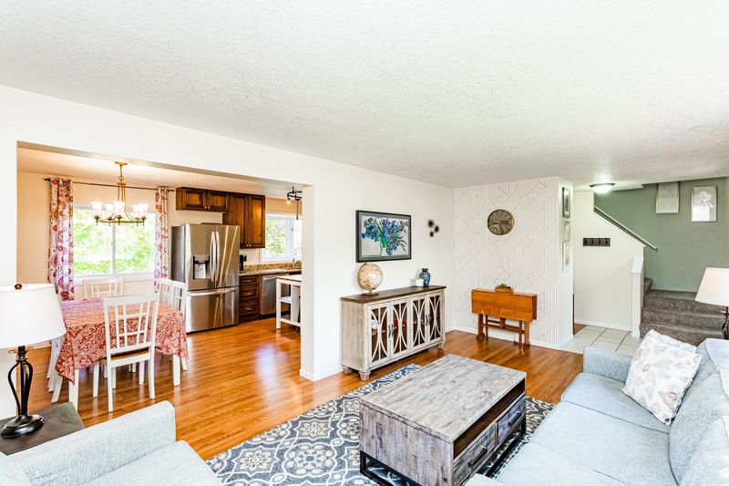 1565 Rustic Hills Dr, Eagan, MN 55121