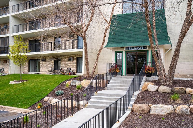 10521 Cedar Lake Rd #319, Minnetonka, MN 55305