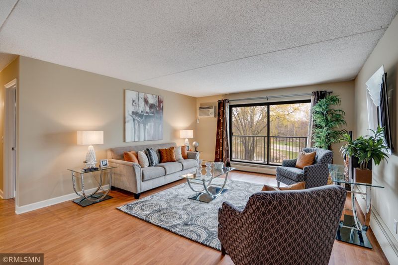 10521 Cedar Lake Rd #319, Minnetonka, MN 55305