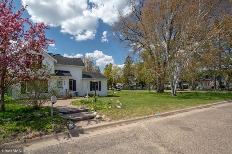 906 15th St SE, Brainerd, MN 56401
